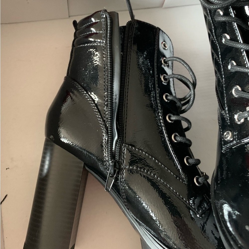 GUESS Patent Shiny Platform Lace Up Boots, Size 8, NEW - Picture 5 of 10